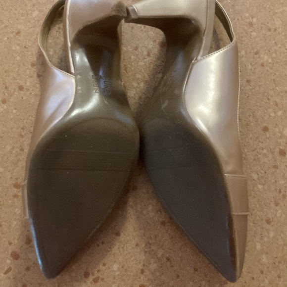“NATURALIZER “ Gold sling back heels. Perfect for office. Excellent condition. - Picture 10 of 13